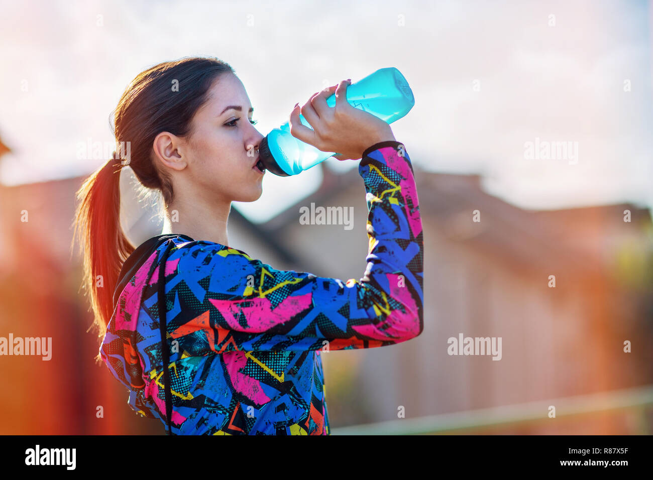 Jeune femme remise en forme après la formation de l'eau potable Banque D'Images