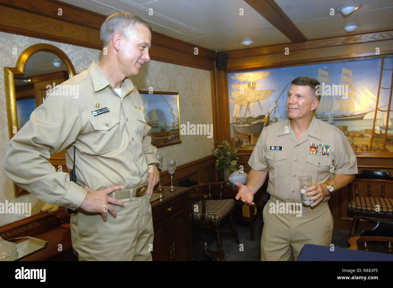 Le Capitaine Todd A. Zecchin (gauche) se félicite de l'arrière Adm. (Moitié supérieure) Robert F. Burt lors de sa visite à bord du USS John F. Kennedy (CV 67). Banque D'Images