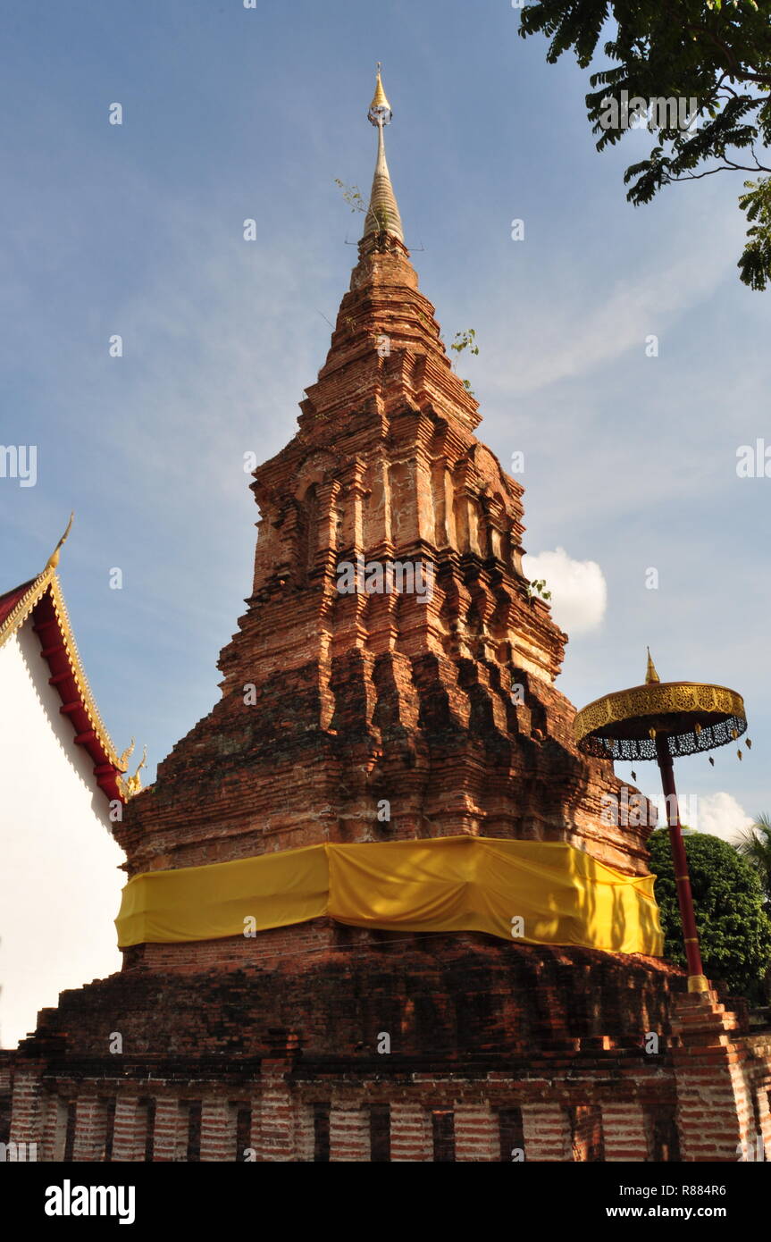 Chedi, Wat Srichum, Phrae, Nord de la Thaïlande, est le plus ancien bâtiment Chedi, construit au 16e siècle, Grand Chedi, construite de briques, Gildet dentelle, Artisanat Banque D'Images