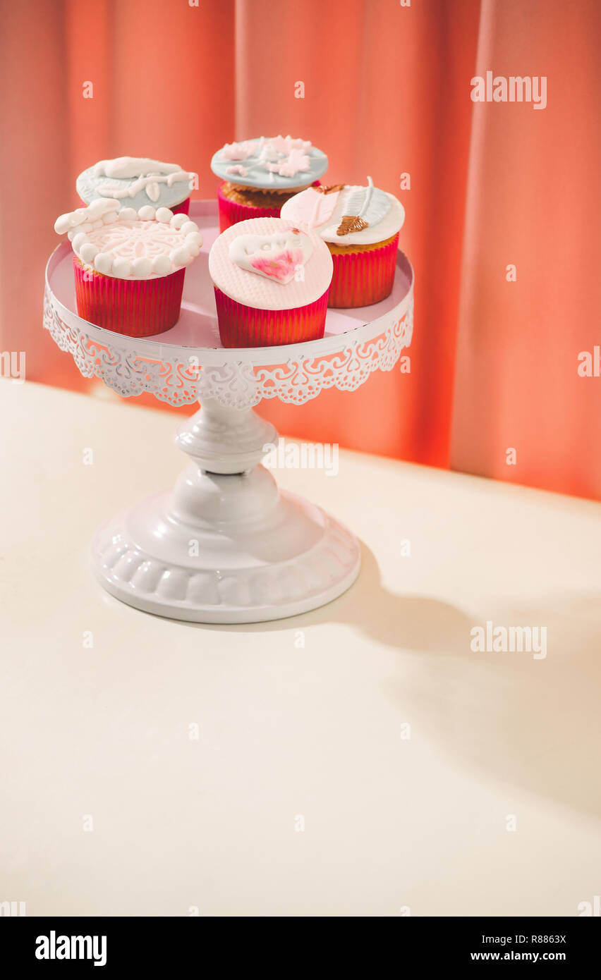 De nombreux yummy cupcakes. Valentine sweet love cupcake on table sur un fond clair Banque D'Images