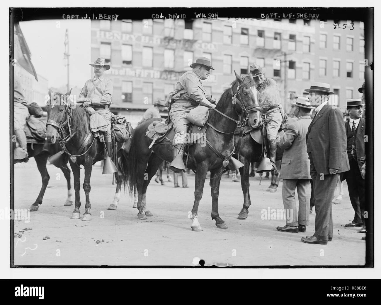 Le capitaine J.I. Berry, le Colonel David Wilson, et le capitaine L.F. Sherry, à cheval sur des chevaux, une partie de la 1ère batterie, l'armée américaine, à New York Banque D'Images