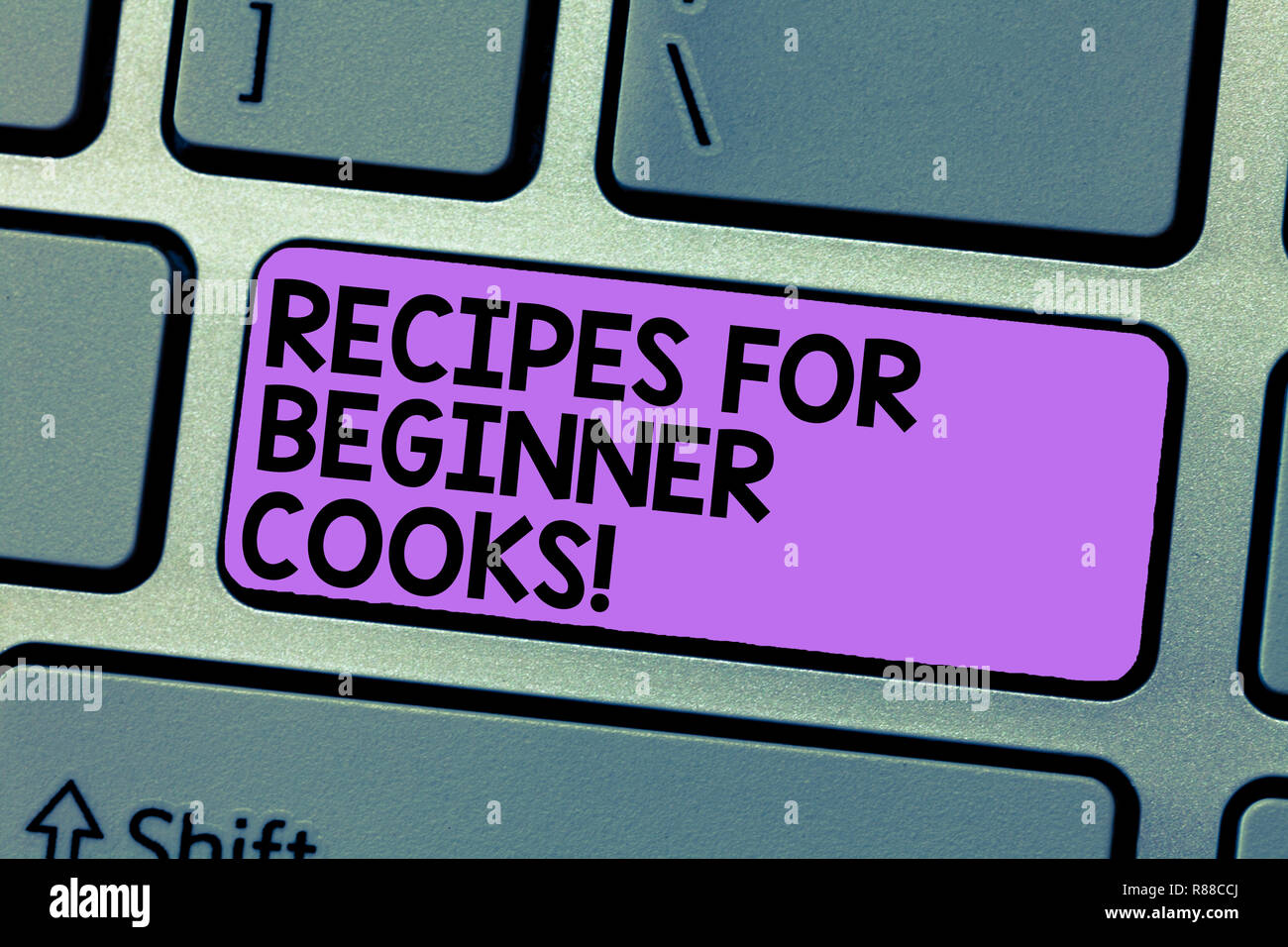 Notez par écrit indiquant les recettes pour cuisiniers débutants. Photo d'affaires mettant en vedette rapide et facile des préparations alimentaires pour les nouveaux chefs l'intention de créer un clavier Banque D'Images