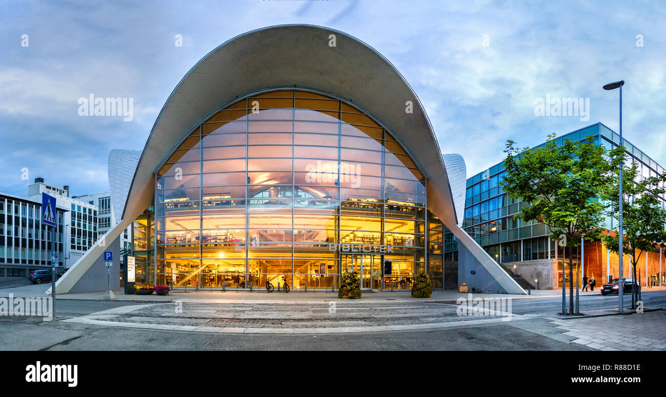 Tromso, Norvège - août 4th, 2018 : la forme de paraboloïde hyperbolique le Tromso bibliotek og byarkiv, bibliothèque publique à Tromso, Norvège. Banque D'Images