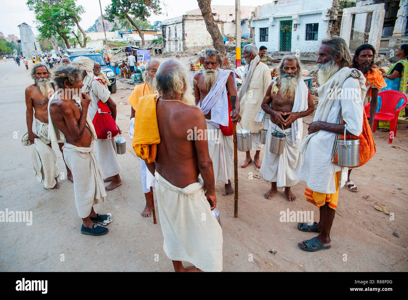 Sadhu congrégation à Bazaar Street, Hampi, Karnataka, Inde Banque D'Images