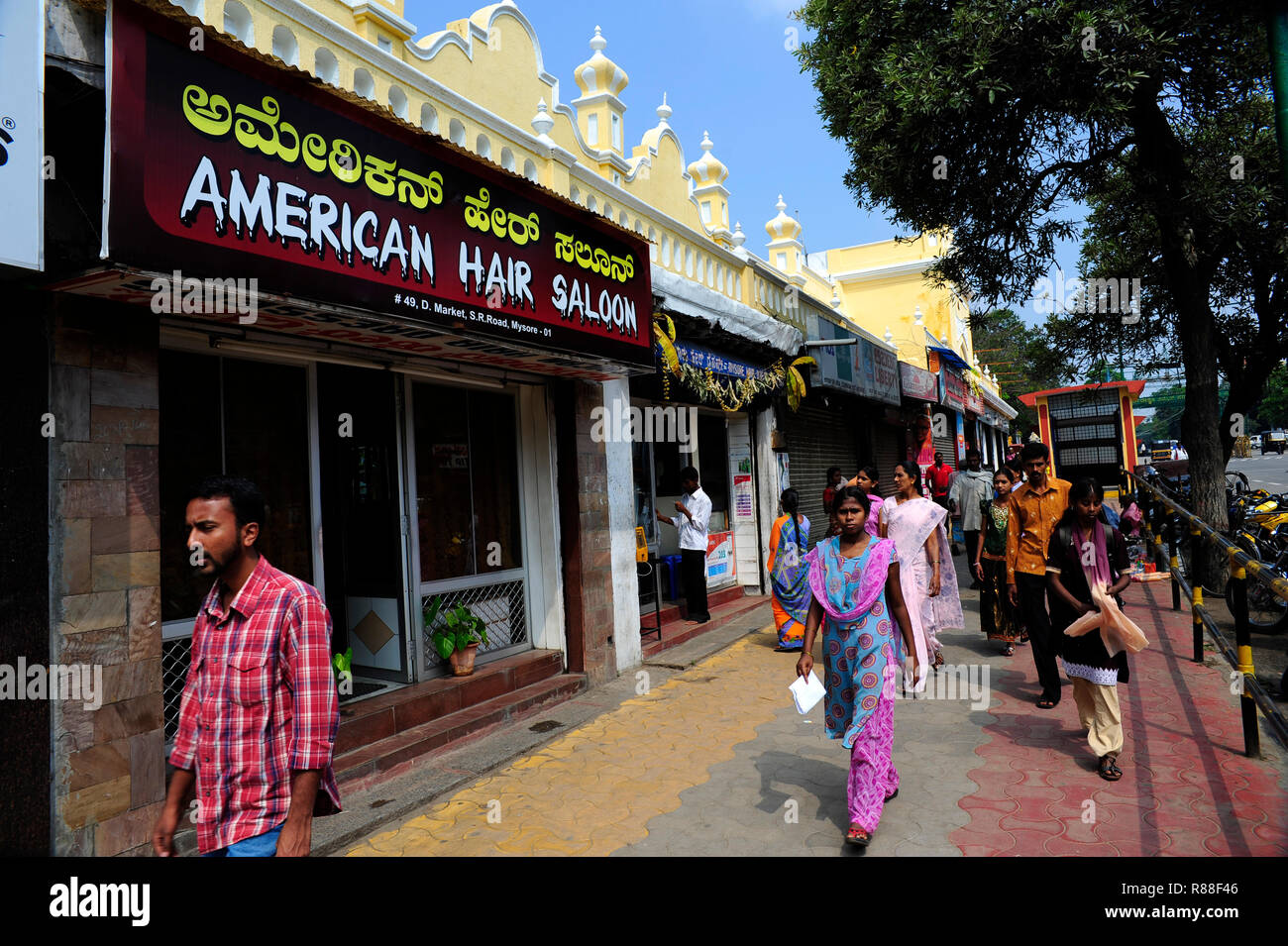 Scène de rue à Devaraja Market area, Mysore, Karnataka, Inde Banque D'Images