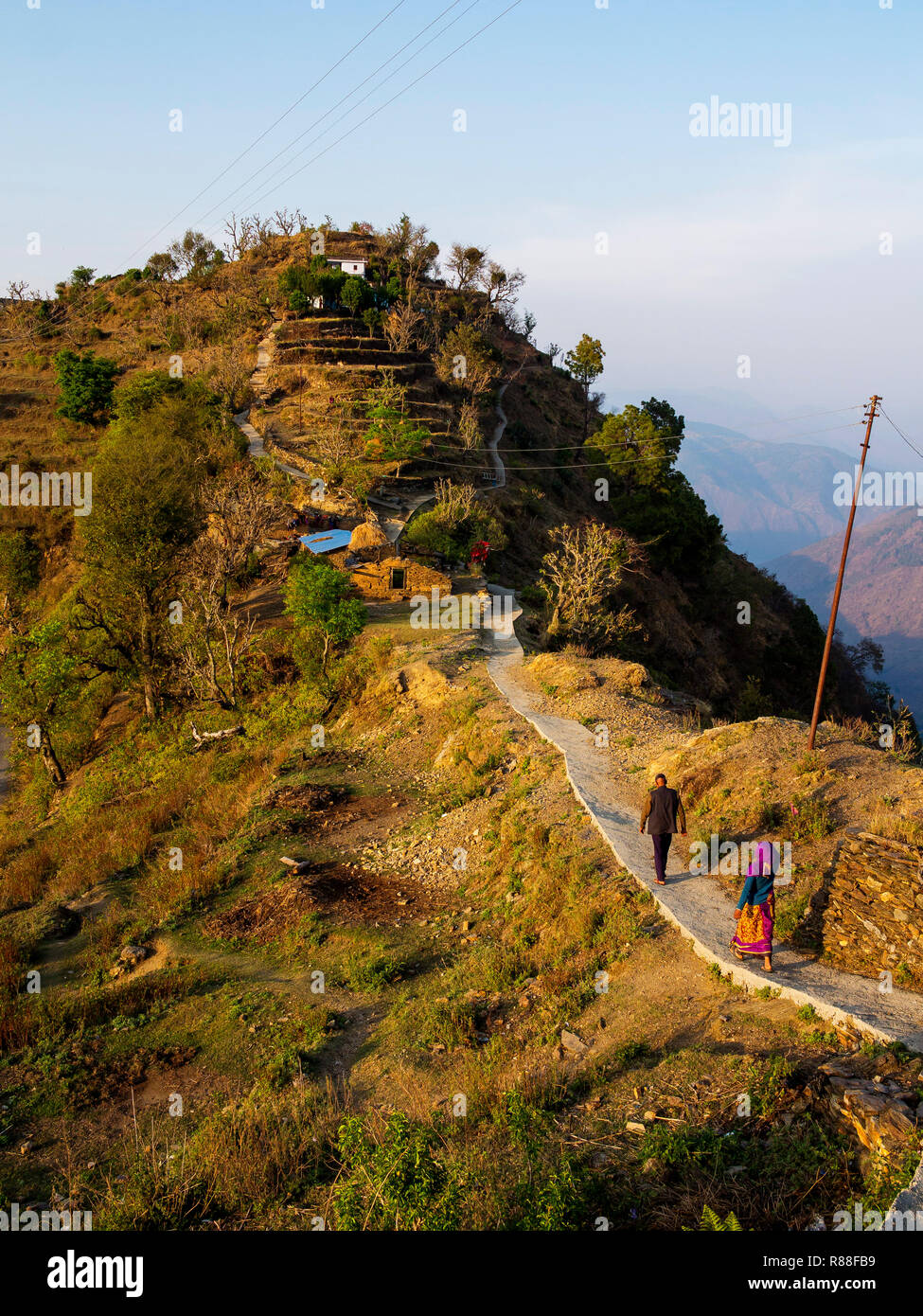 Femme indienne 'passage' à la selle Tulla Kote, village distant Tallas des repas, où Jim Corbett tourné un maneater, Kumaon Hills, Uttarakhand, Inde Banque D'Images