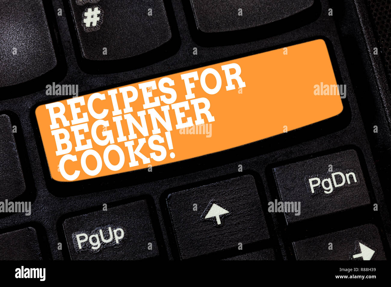 Notez par écrit indiquant les recettes pour cuisiniers débutants. Photo d'affaires mettant en vedette rapide et facile des préparations alimentaires pour les nouveaux chefs touche clavier Intention de cre Banque D'Images