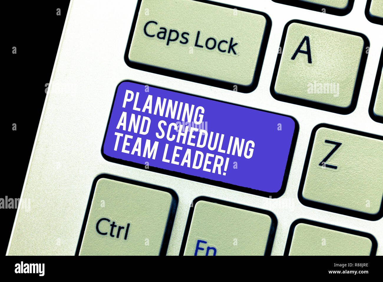 La main conceptuel montrant Planification et programmation de chef d'équipe. Photo d'affaires mettant en analysisagement Projet business leadership Clavier dans Banque D'Images