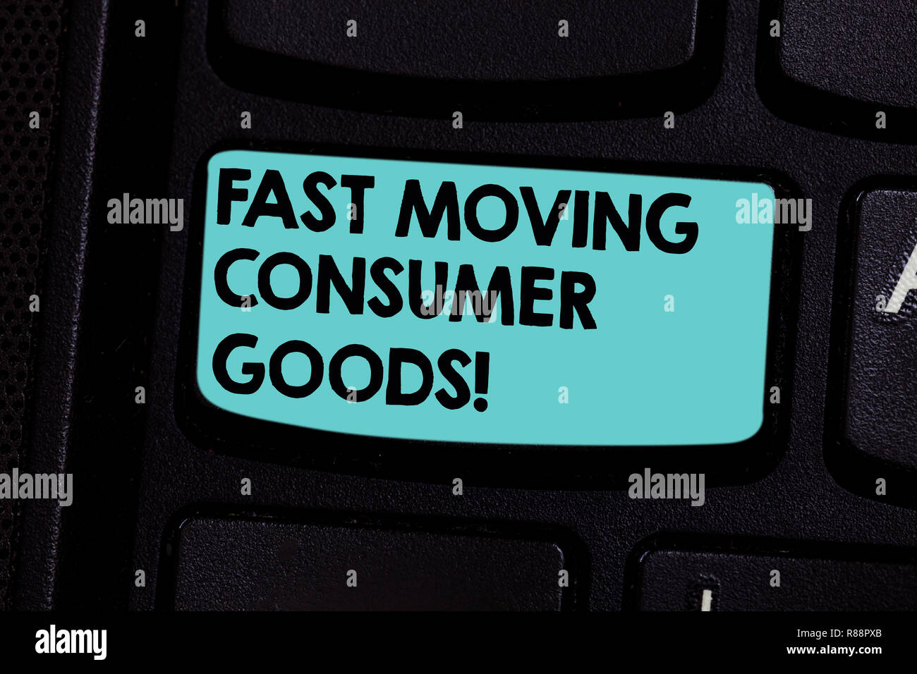 L'écriture de texte Word Fast Moving Consumer Goods. Concept d'affaires pour un volume élevé d'achats au détail Le consumérisme touche clavier Intention de créer comput Banque D'Images