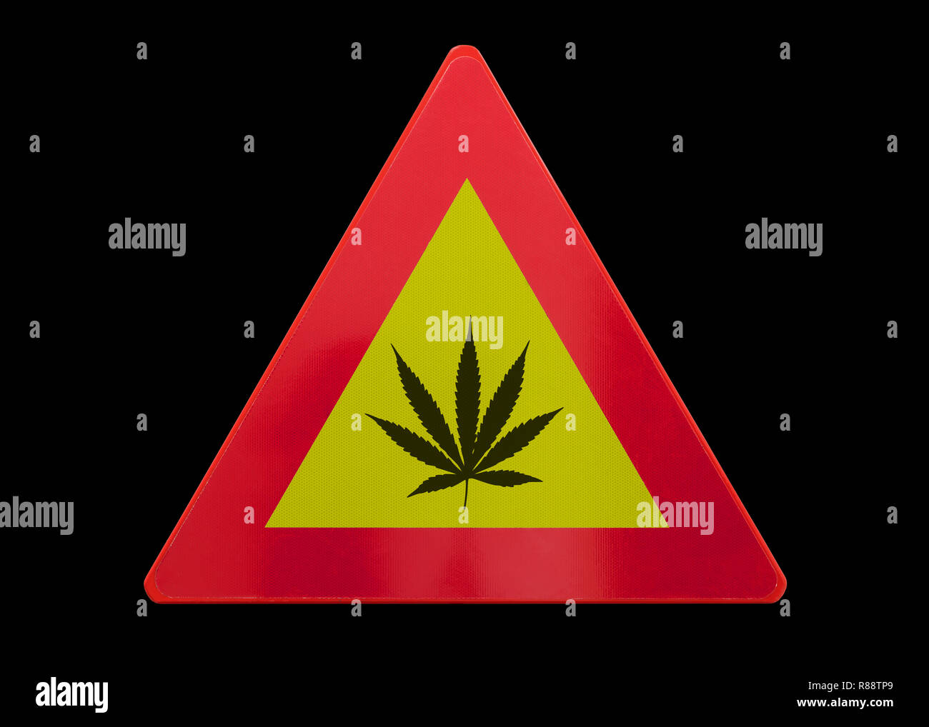 Signe de trafic de marihuana - isolé - Isolé sur fond noir Banque D'Images
