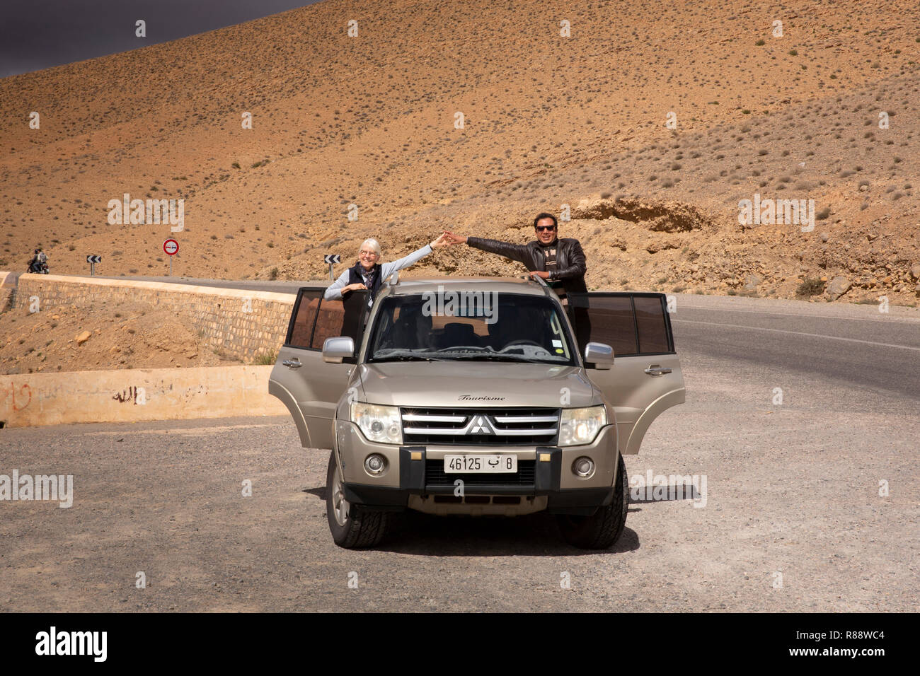 Le Maroc, Hamat Moulay Ali Cherif, Oued Ziz touristiques Zis, Gorge et chauffeur avec voiture tour Banque D'Images