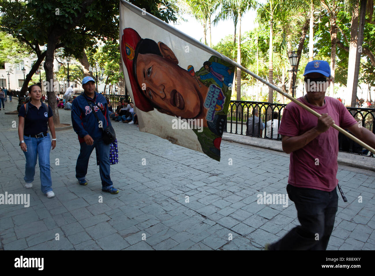 L'homme marchant avec drapeau politique, Caracas, Venezuela, Amérique du Sud Banque D'Images