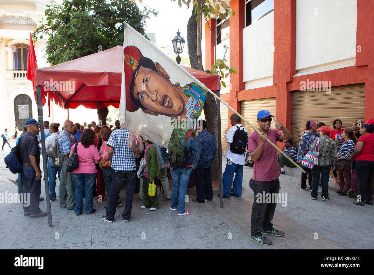 Avec l'homme drapeau, politique portrait scène de rue, Caracas, Venezuela, Amérique du Sud Banque D'Images