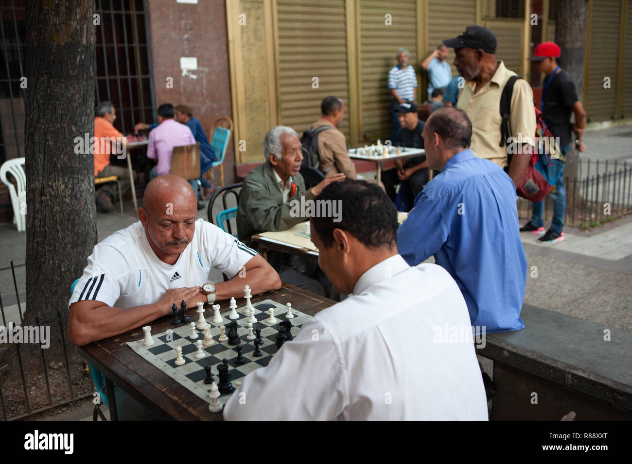 Les hommes jouant aux échecs jeux face à face à city square, Caracas, Venezuela, Amérique du Sud Banque D'Images