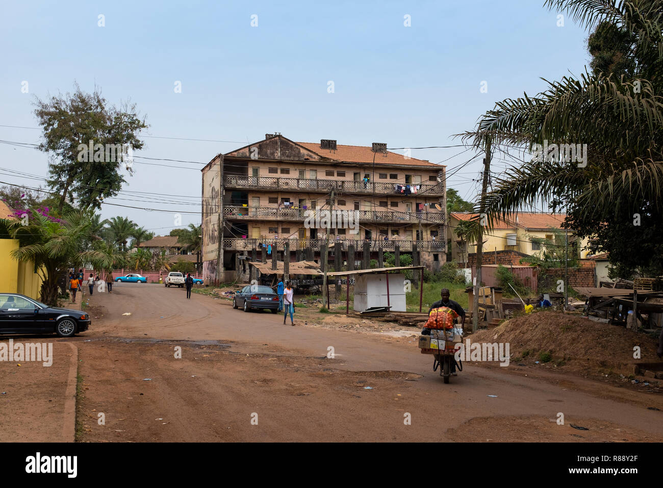 Bissau, République de Guinée-Bissau - 5 Février 2018 : scène de rue dans la ville de Bissau avec les gens marcher dans un bâtiment en ruine et un stret sur th Banque D'Images