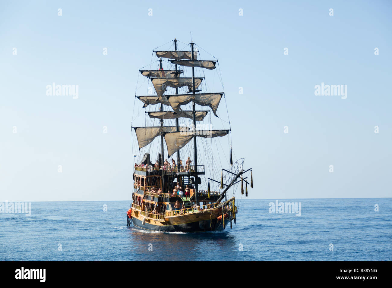 Bateau de pirate en mer avec les touristes. Excursion Banque D'Images