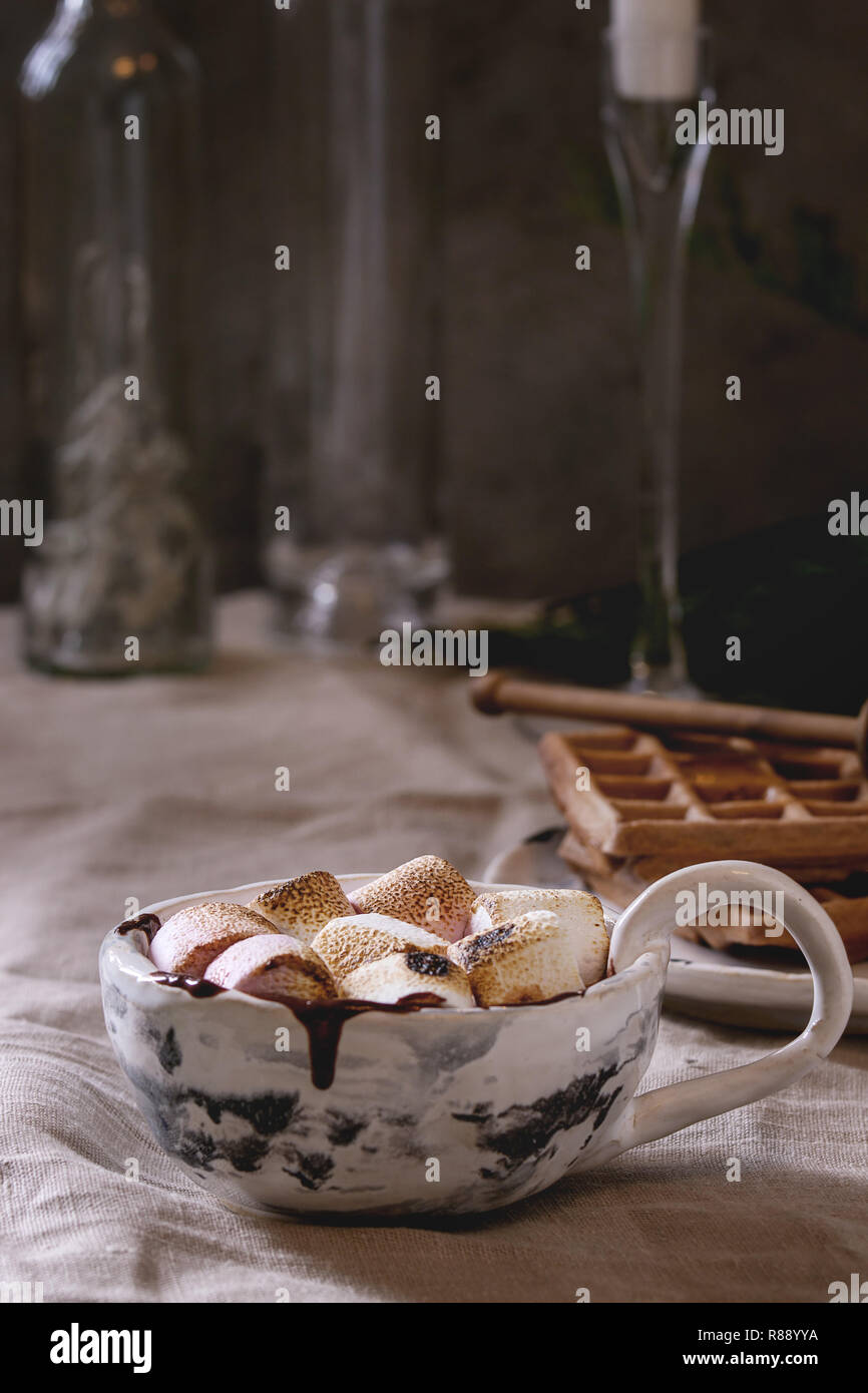 Tasse de chocolat chaud avec de la guimauve Banque D'Images