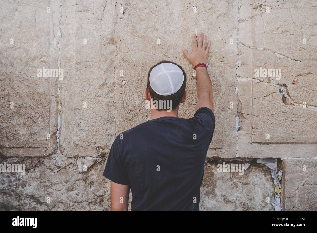 La main de l'homme et de prier sur le mur occidental, Mur des lamentations le lieu de pleurer est un ancien mur de pierre calcaire dans la vieille ville de Jérusalem. Deuxième Jewis Banque D'Images