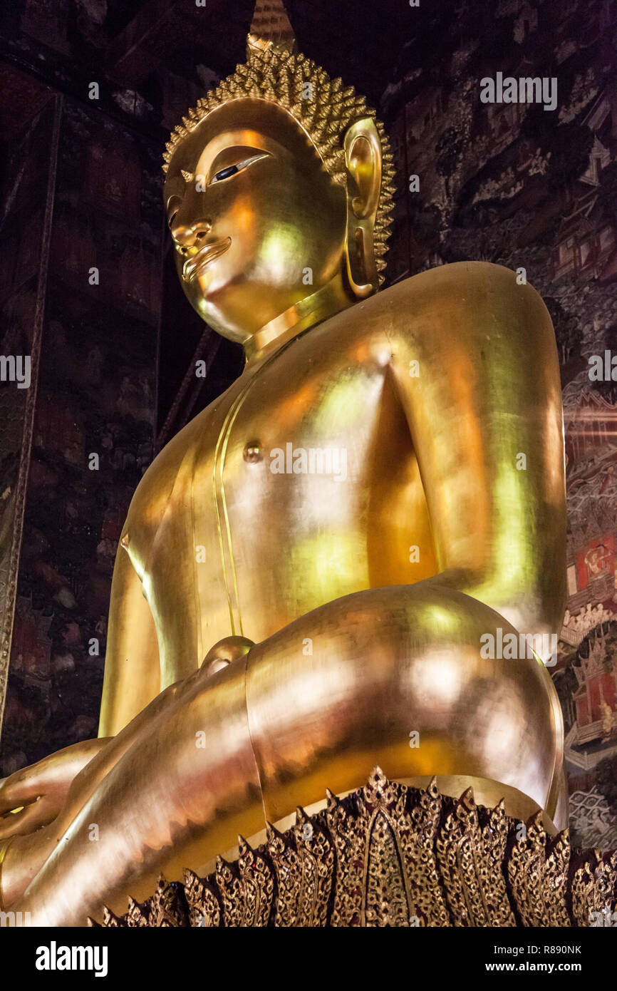 Grand Bouddha du Wat Suthat, Bangkok, Thaïlande. Banque D'Images