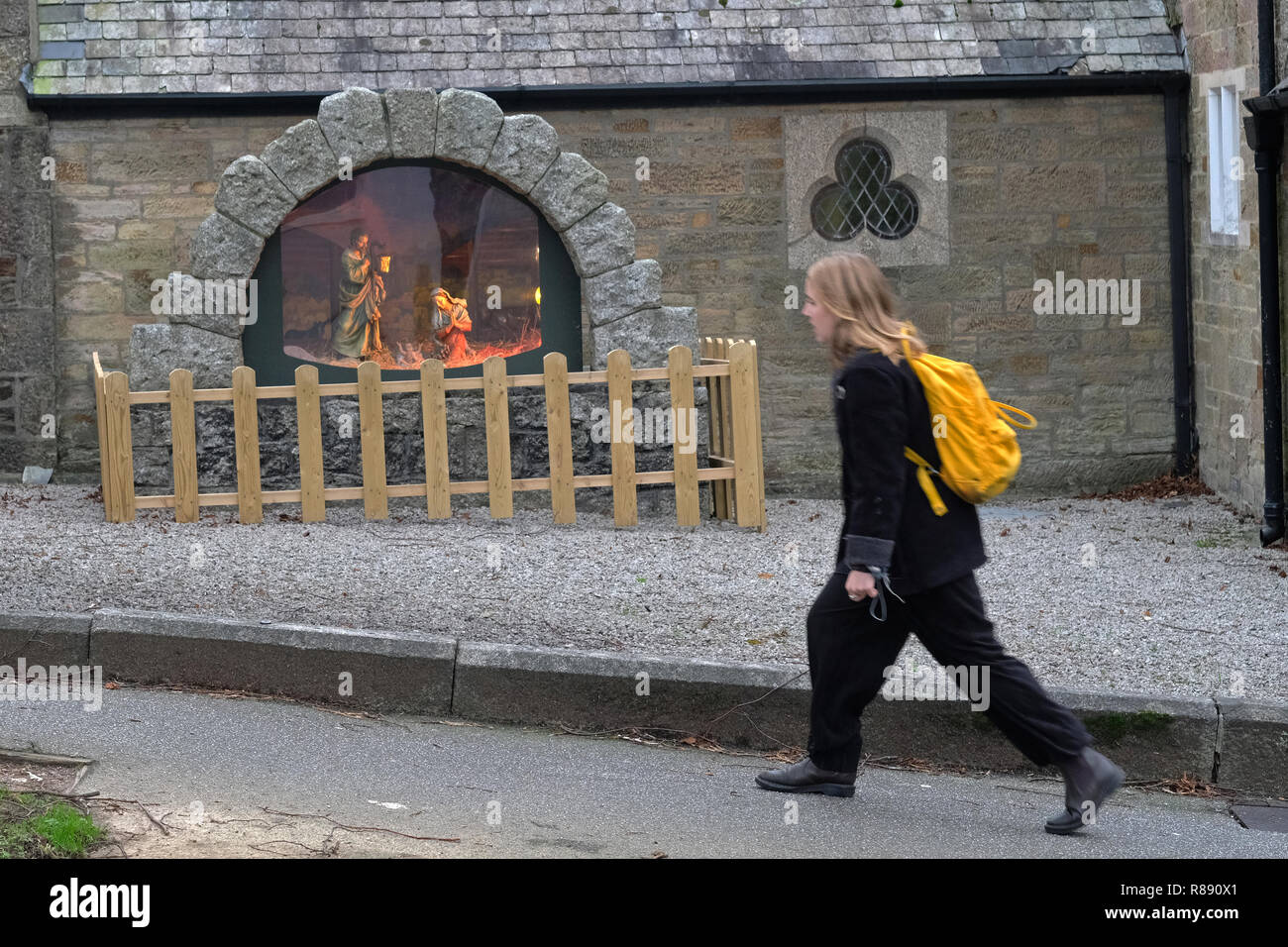 Les gens en passant devant une crèche, crèche, à Falmouth, Cornwall, Banque D'Images