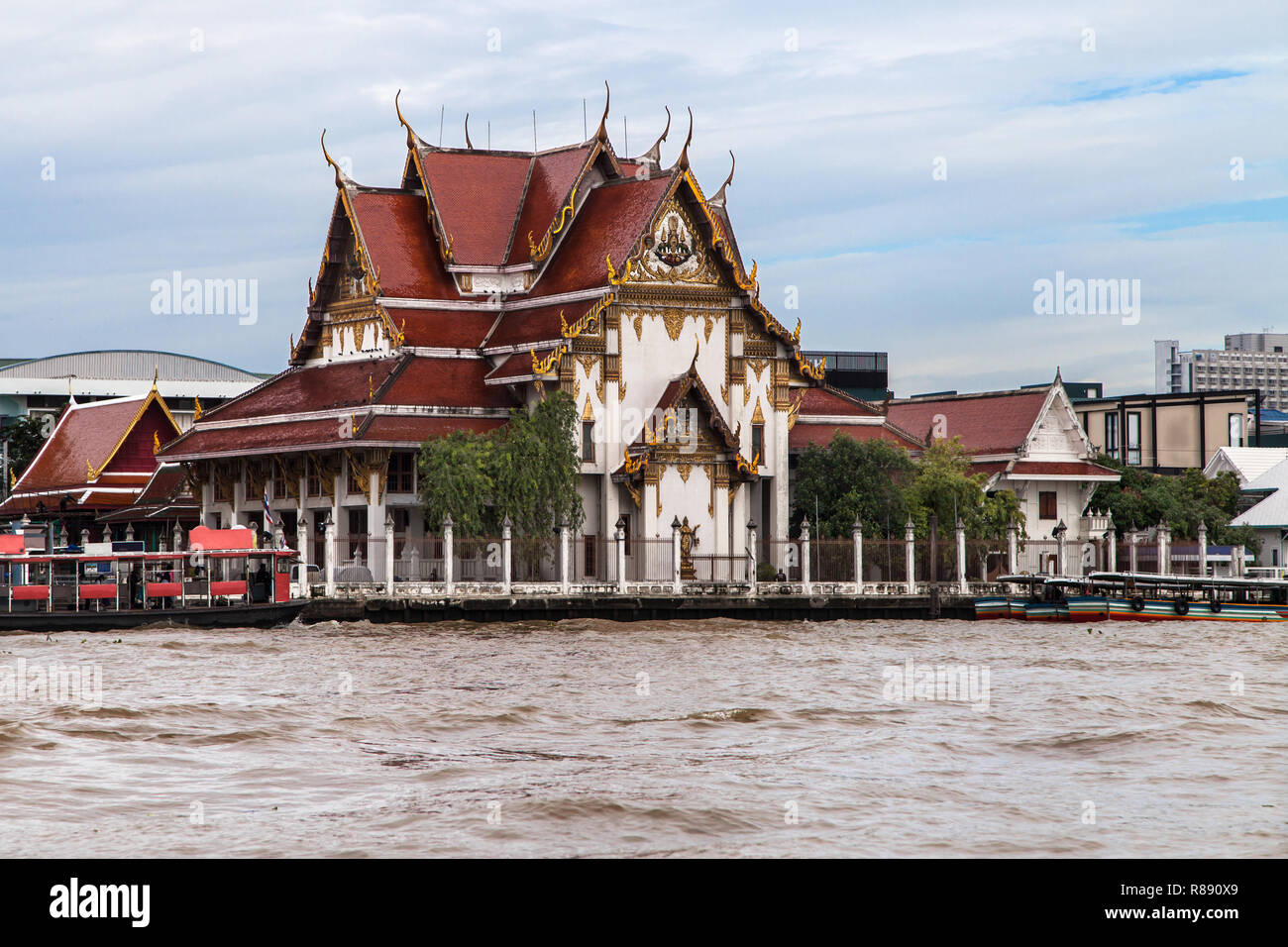 Wat Rakhang vu de la rivière Chao Phraya, Bangkok, Thaïlande. Banque D'Images