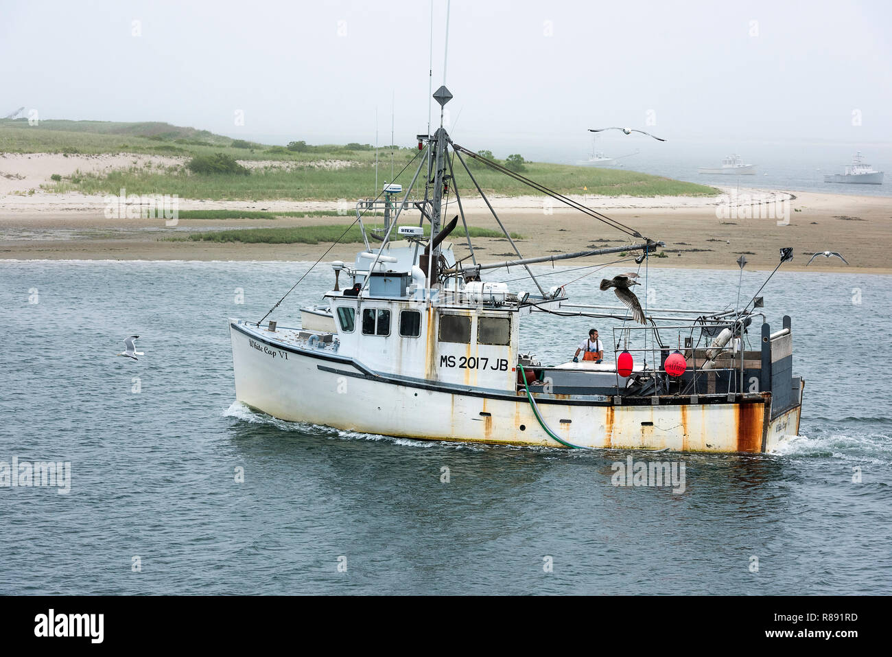 Bateau de pêche commercial entre dans le port de Chatham, Cape Cod, Massachusetts, États-Unis. Banque D'Images