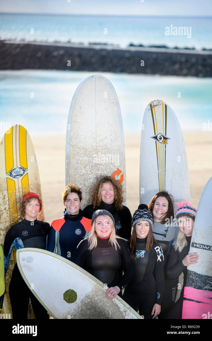La communauté surf femme Senioritas 'SURF', les membres à Aberavon Beach près de Port Talbot, S. Wales UK Banque D'Images
