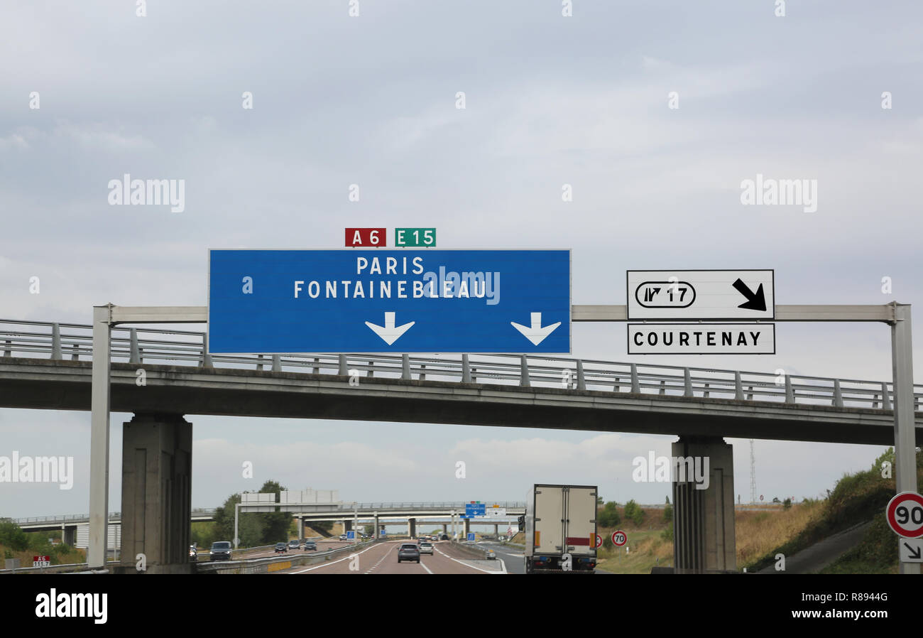 Big la signalisation routière sur l'autoroute française chargée d'aller à Paris et Fontainebleau ou Ville Courtenay Banque D'Images