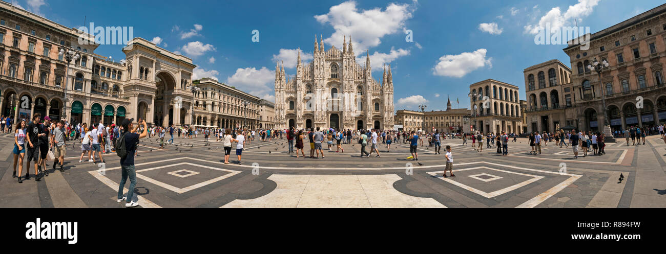 Streetview horizontale de la Piazza del Duomo, y compris la cathédrale de Milan et de la Galleria Vittorio Emanuele II à Milan, Italie. Banque D'Images