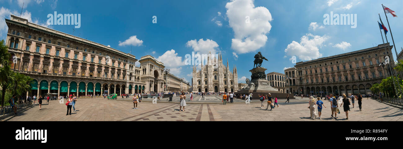 Streetview horizontale de la Piazza del Duomo, y compris la cathédrale de Milan et de la Galleria Vittorio Emanuele II à Milan, Italie. Banque D'Images