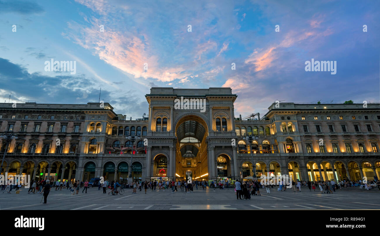 Streetview horizontale de la Galleria Vittorio Emanuele II shopping centre au coucher du soleil à Milan, Italie. Banque D'Images