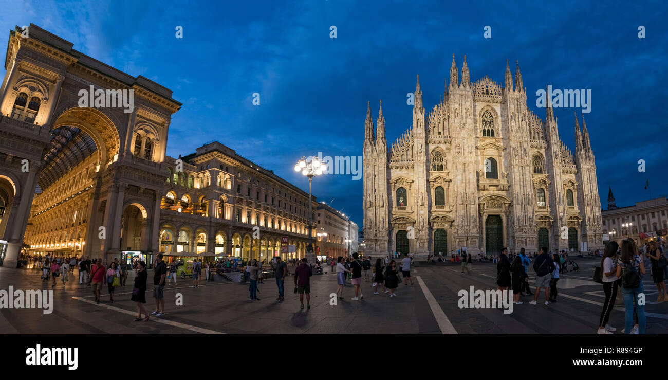 Horizontal Vertical vue sur place de la nuit à Milan, Italie. Banque D'Images