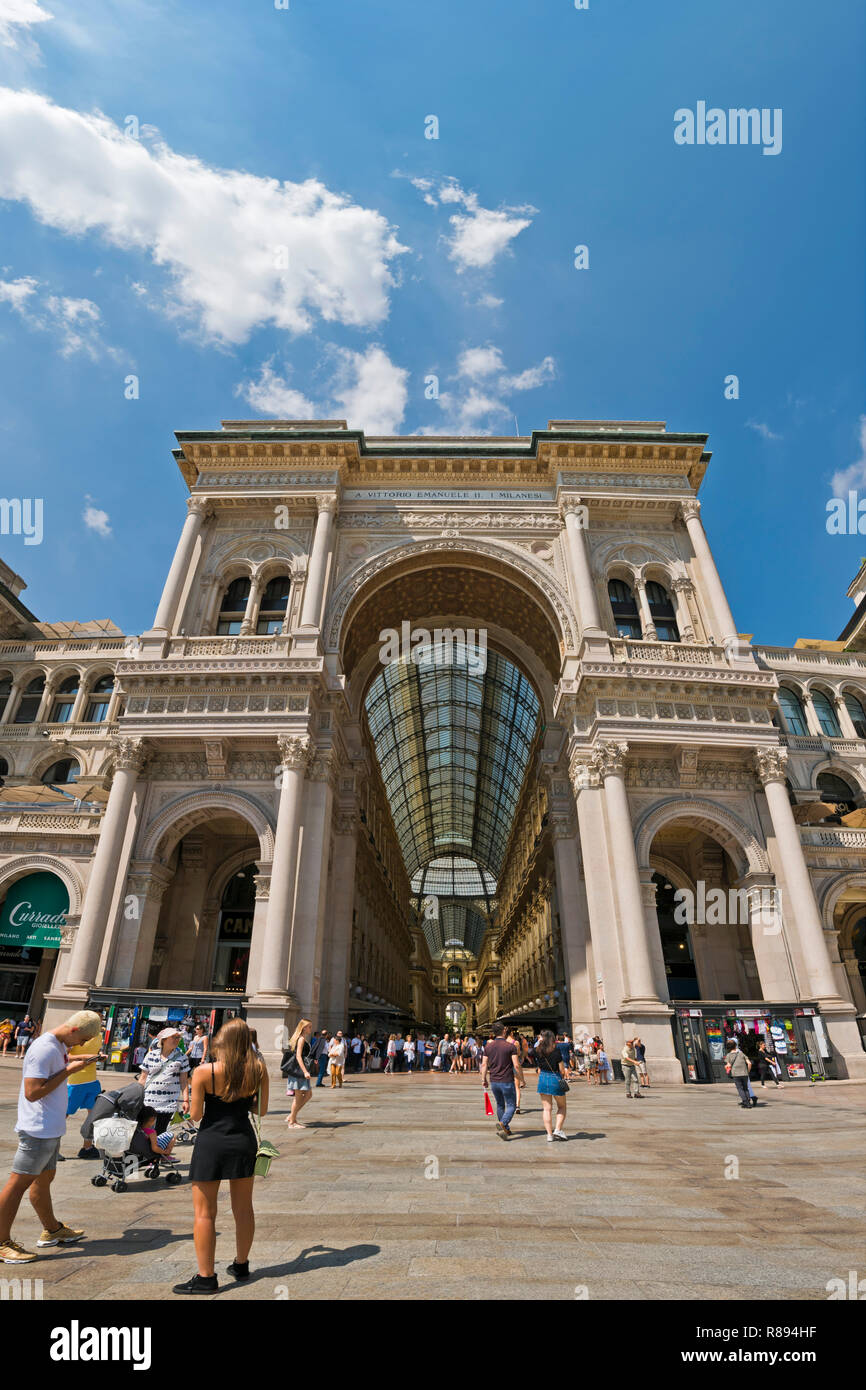 Vue verticale de la Galleria Vittorio Emanuele II centre commercial de Milan, Italie. Banque D'Images