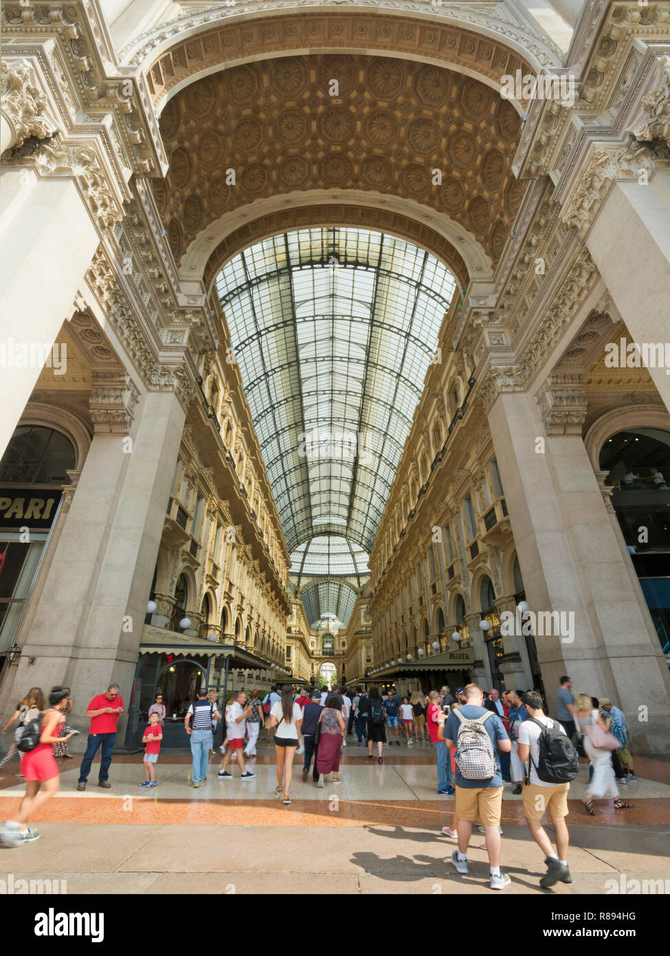 Vue verticale de la Galleria Vittorio Emanuele II centre commercial de Milan, Italie. Banque D'Images
