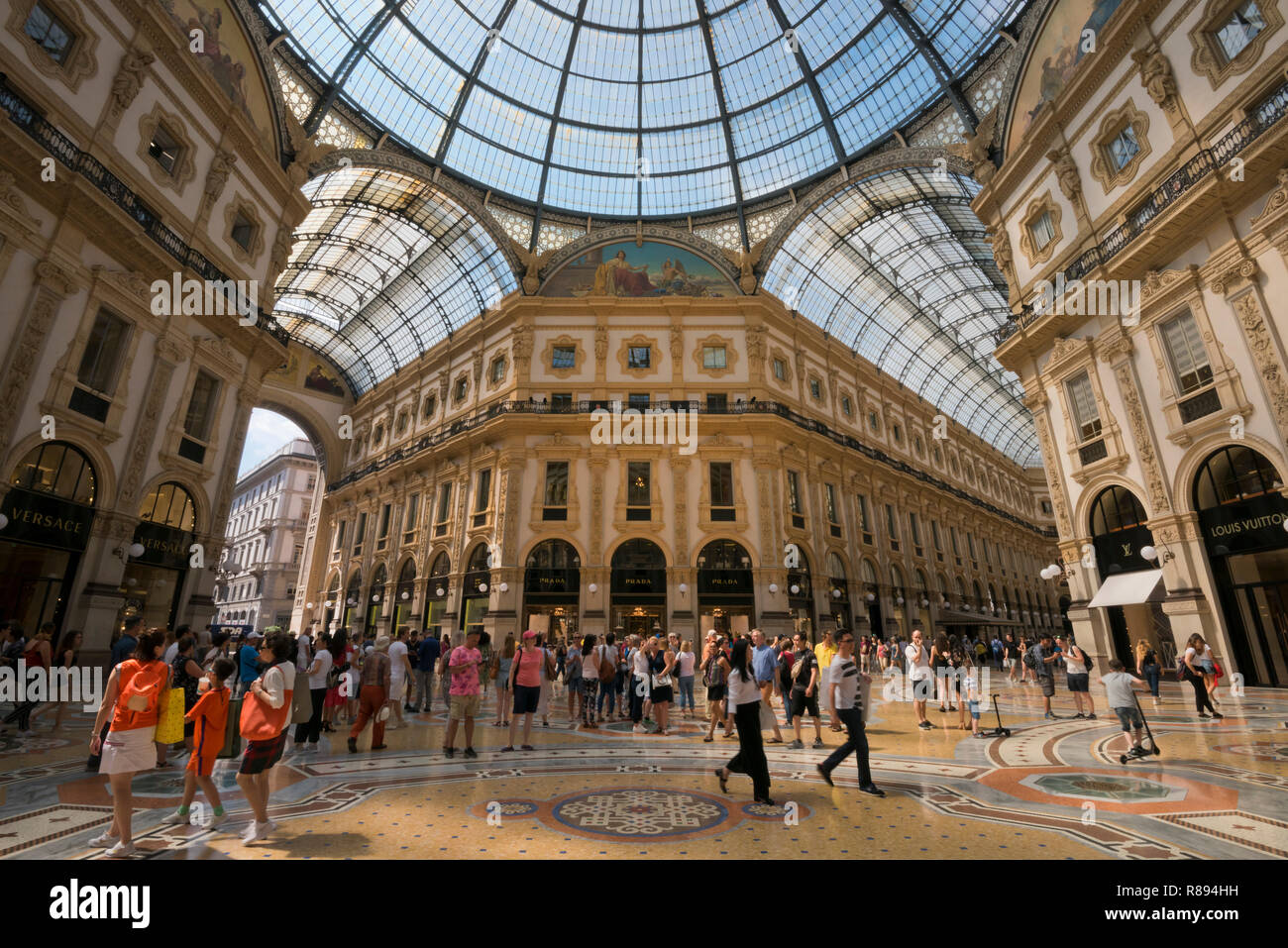 Vue horizontale à l'intérieur de la galerie Vittorio Emanuele II à Milan, Italie. Banque D'Images