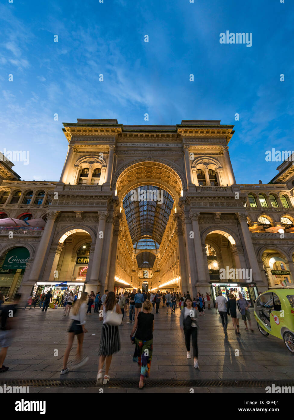 Street view vertical de la Galleria Vittorio Emanuele II shopping mall de nuit à Milan, Italie. Banque D'Images