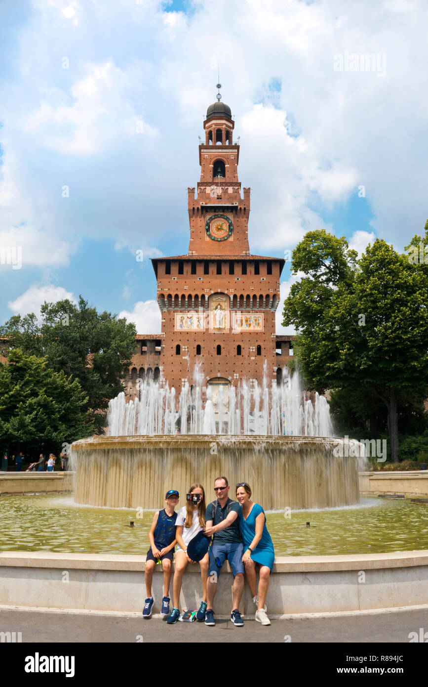 Vue verticale de touristes à l'extérieur le château Sforzesco et Torre del Filarete à Milan, Italie. Banque D'Images