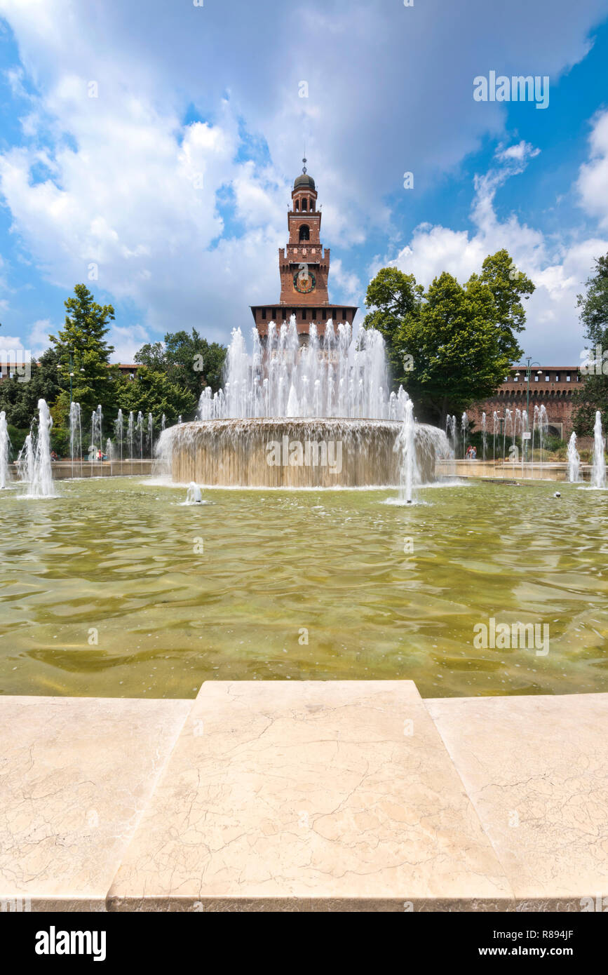 Vue verticale du château Sforza à Milan, Italie. Banque D'Images