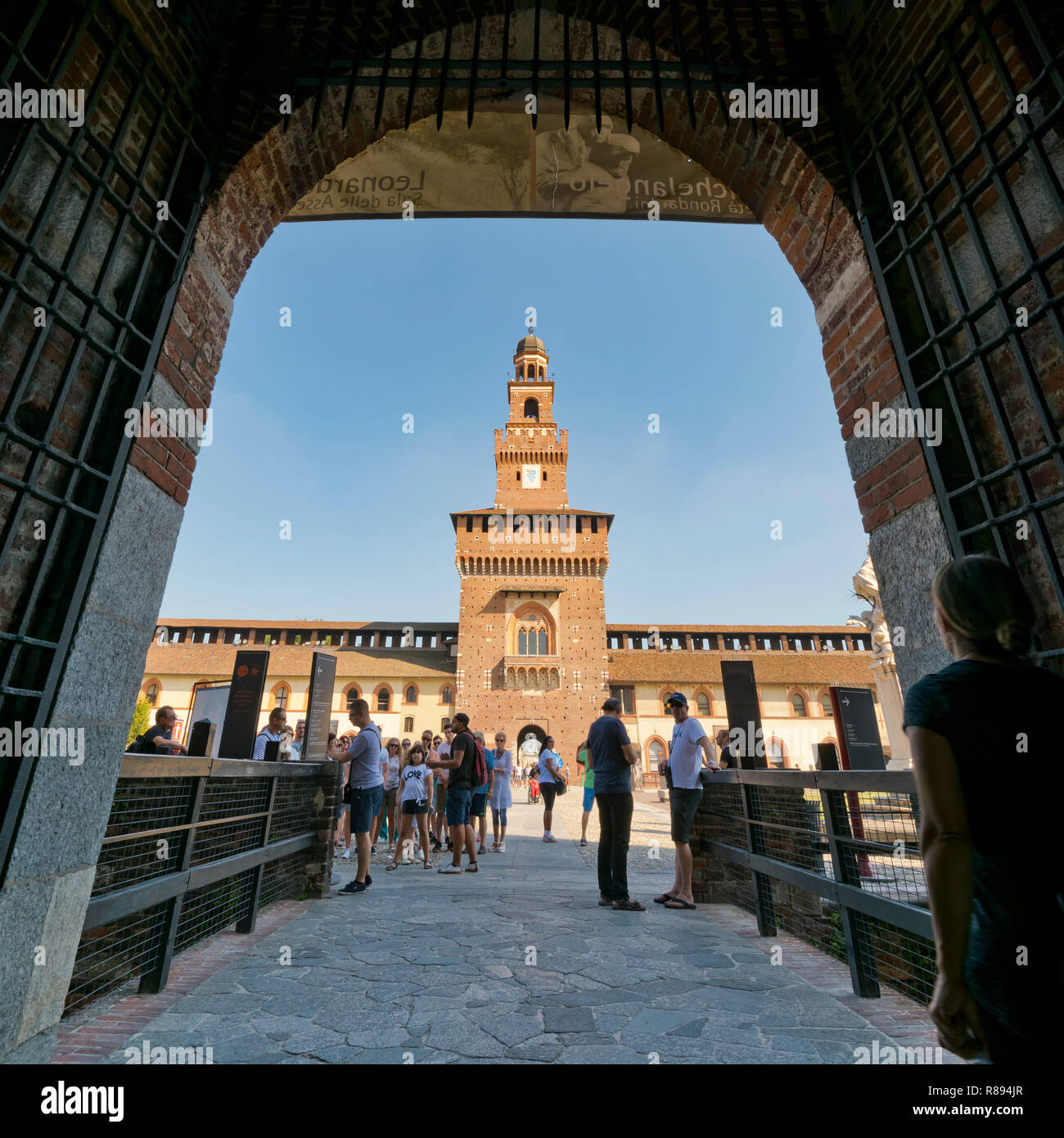 Vue sur place à l'intérieur du château Sforza à Milan, Italie. Banque D'Images
