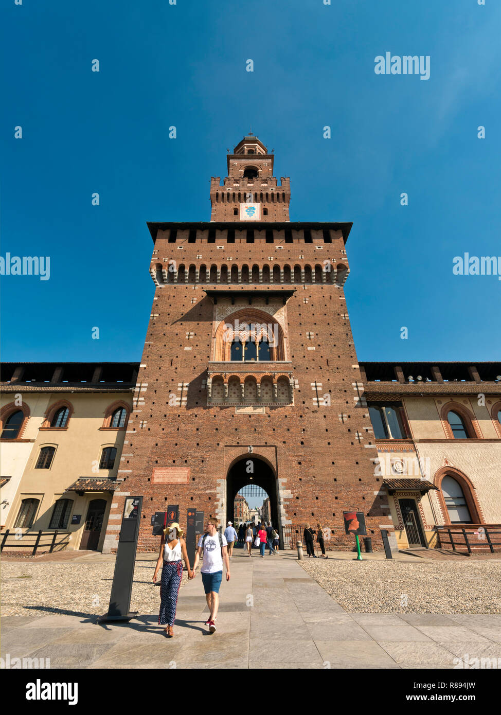 Vue verticale à l'intérieur du château Sforza à Milan, Italie. Banque D'Images Vue verticale à l'intérieur du château Sforza à Milan, Italie. Banque D'Images