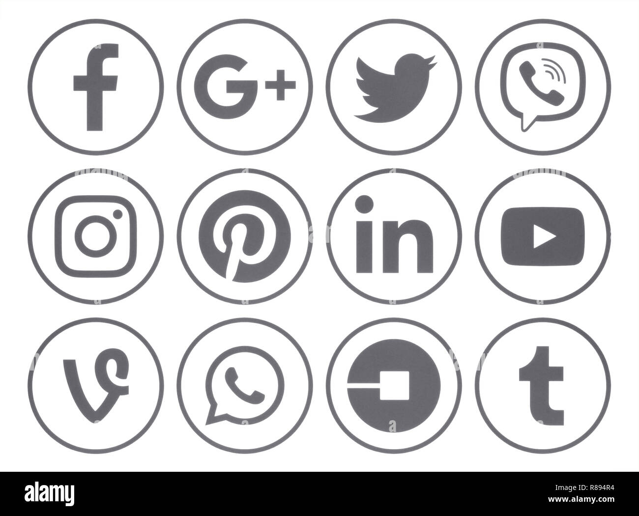 Kiev, Ukraine - le 19 juin 2018 populaires : Collection d'icônes de médias sociaux rond gris avec rim, imprimée sur du papier : Facebook, Instagram, Twitter et d'autres Banque D'Images