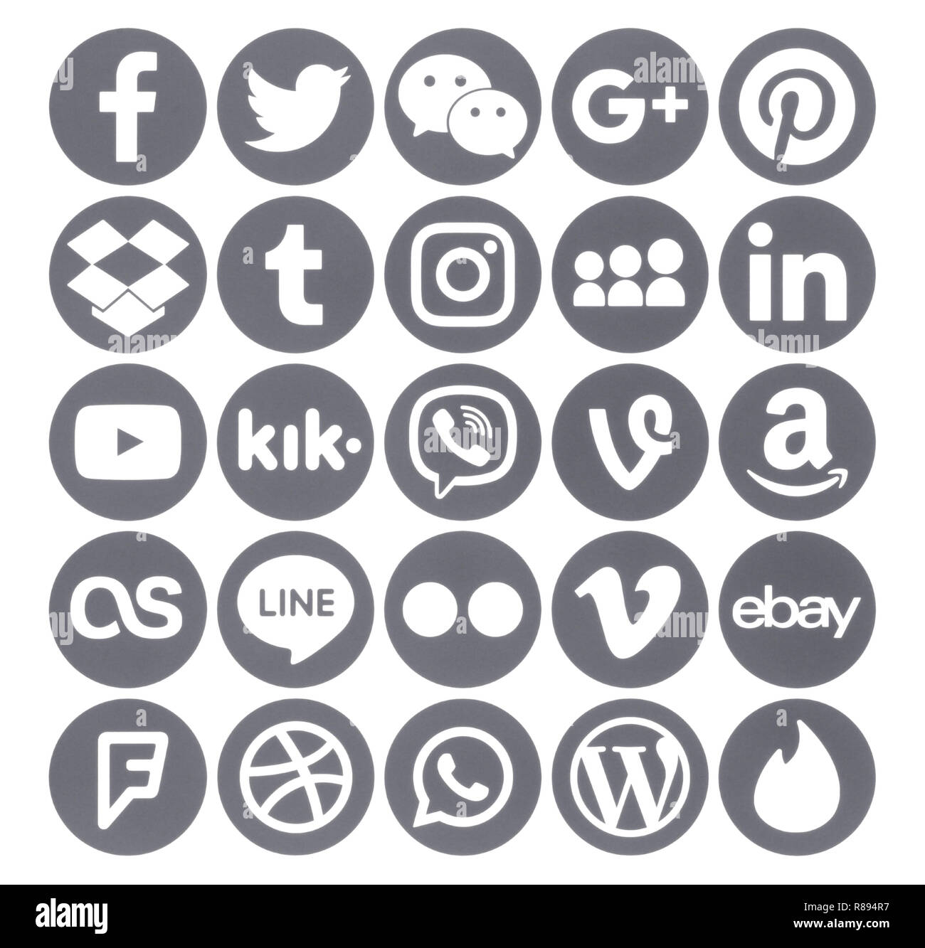 Kiev, Ukraine - le 19 juin 2018 populaires : Collection d'icônes de médias sociaux rond gris, imprimée sur du papier : Facebook, Twitter, Google Plus et d'autres Banque D'Images