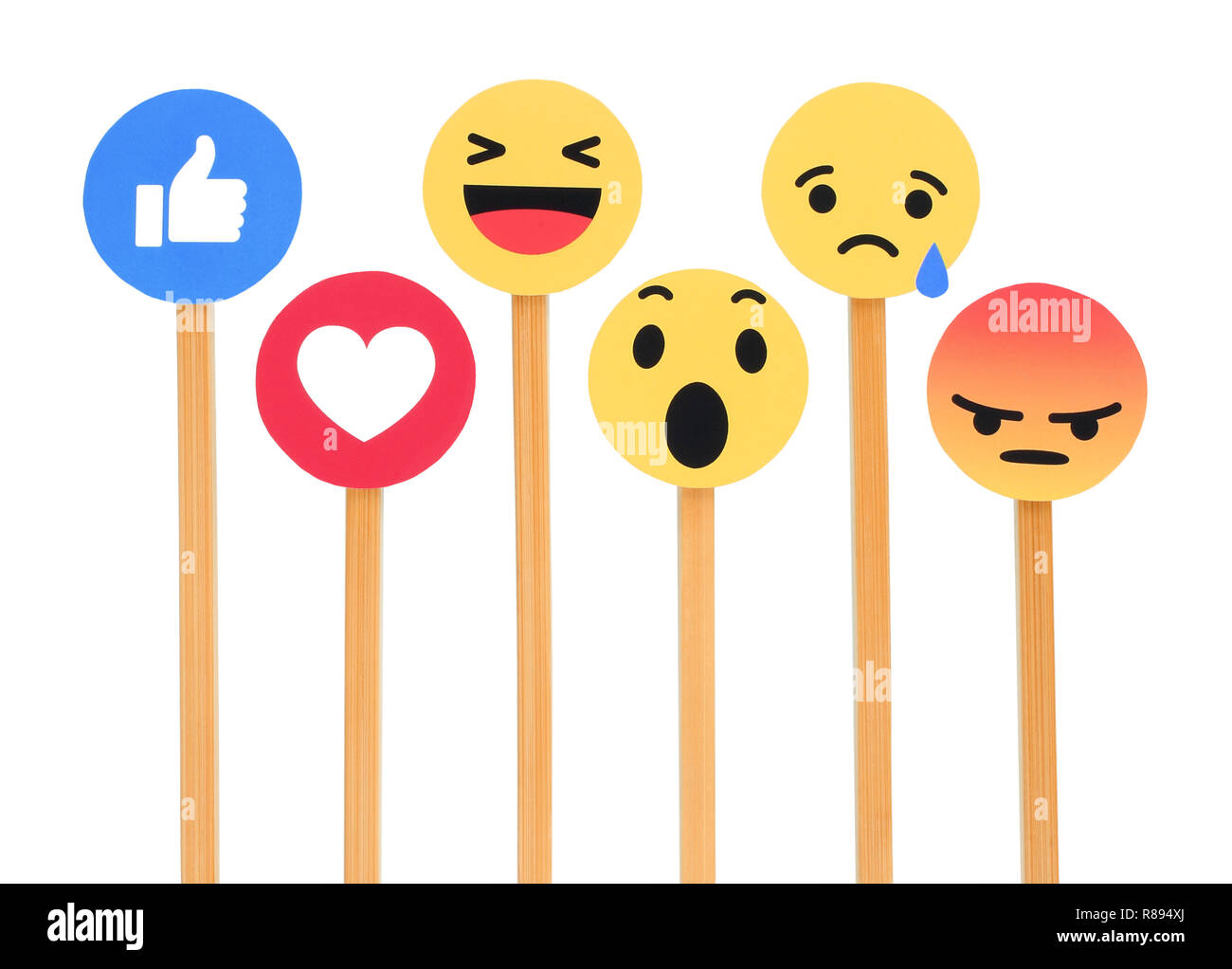 Kiev, Ukraine - le 27 septembre 2018 : Facebook like button 6 Réactions Emoji empathique imprimée sur du papier, couper et mettre des bâtons de bois. Banque D'Images