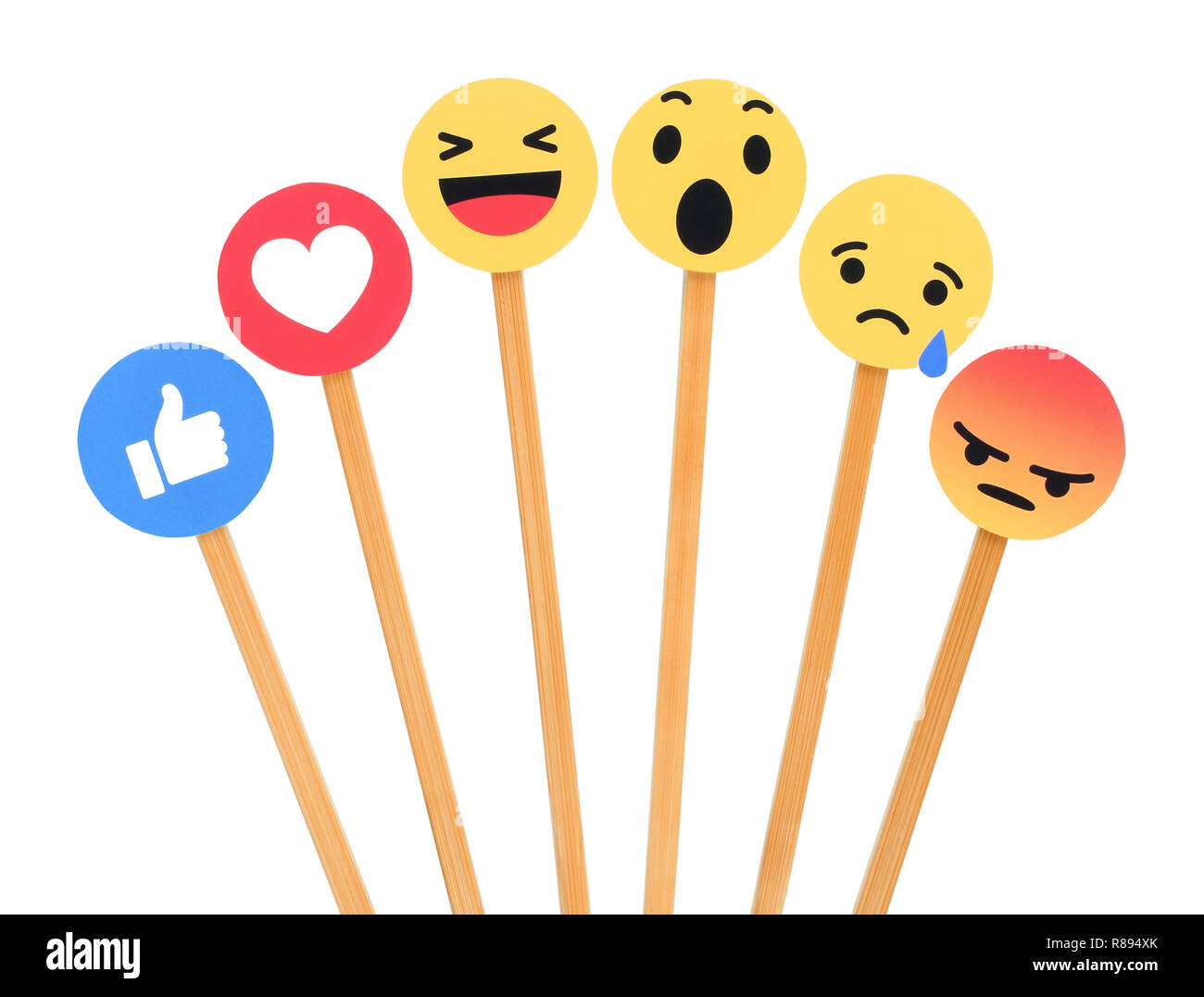 Kiev, Ukraine - le 27 septembre 2018 : Facebook like button 6 Réactions Emoji empathique imprimée sur du papier, couper et mettre des bâtons de bois. Banque D'Images