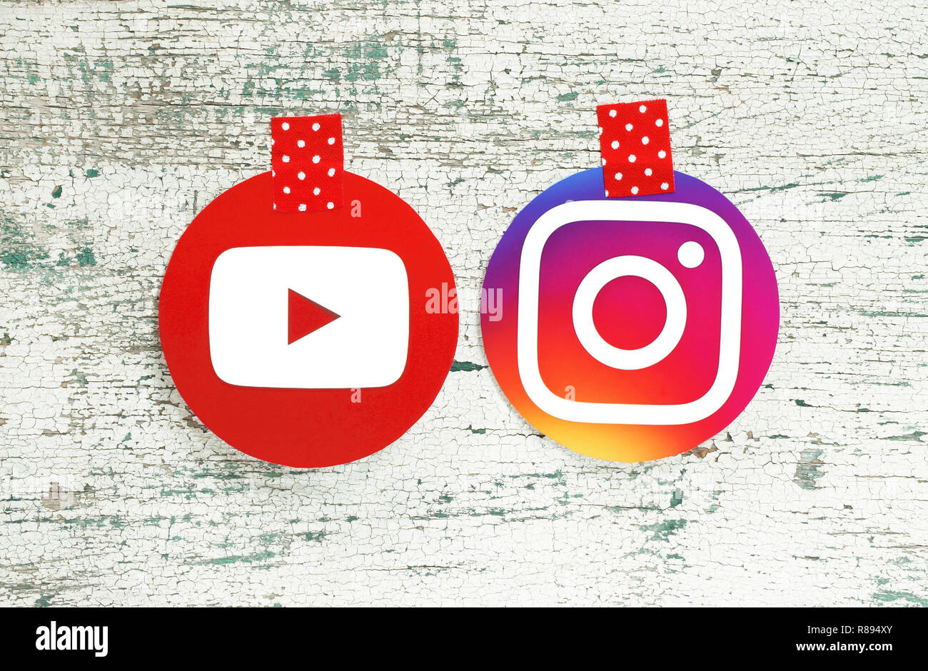 Kiev, Ukraine - le 27 septembre 2018 : YouTube Instagram et icônes rondes imprimé sur papier et enregistrées avec un ruban adhésif rouge sur le vieux bois Banque D'Images