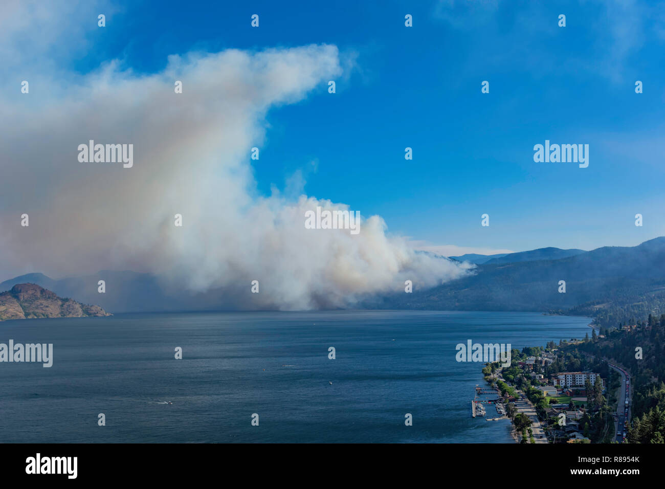 La fumée d'un incendie de forêt près de Pearchland British Columbia Canada Banque D'Images