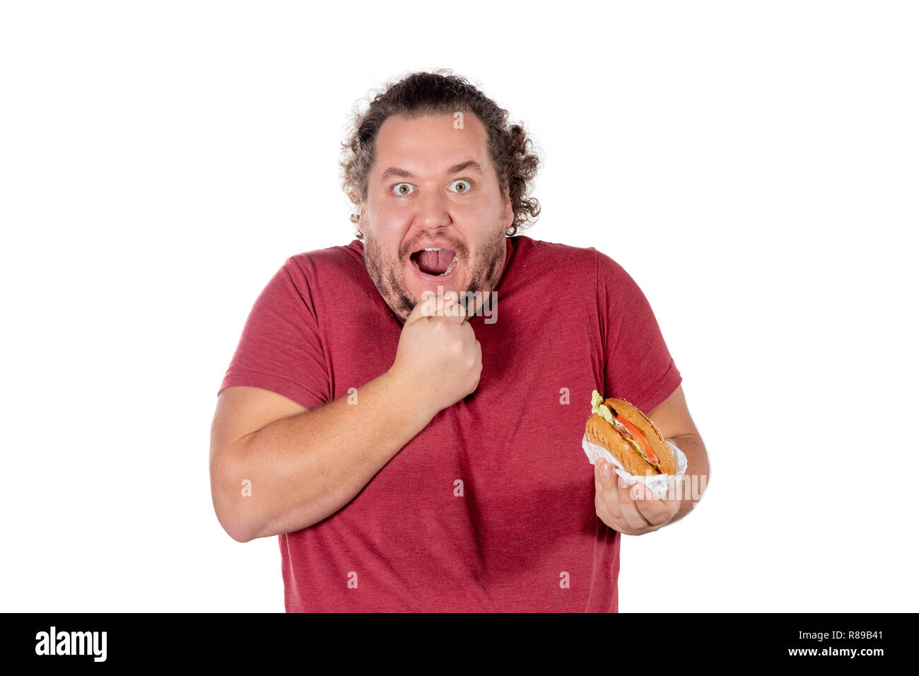 Funny fat man eating hamburger. Restauration rapide, unhealty manger Banque D'Images
