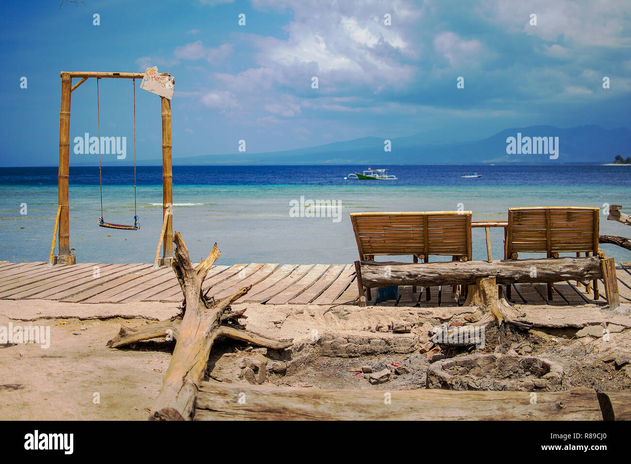 Plage exotique. Big swing sur belle île tropicale plage de sable blanc ciel bleu journée ensoleillée et avec de l'océan bleu et rose des fleurs. . Maison de vacances summer breeze. Le point de droit. L'île de Gili, Indonésie Banque D'Images
