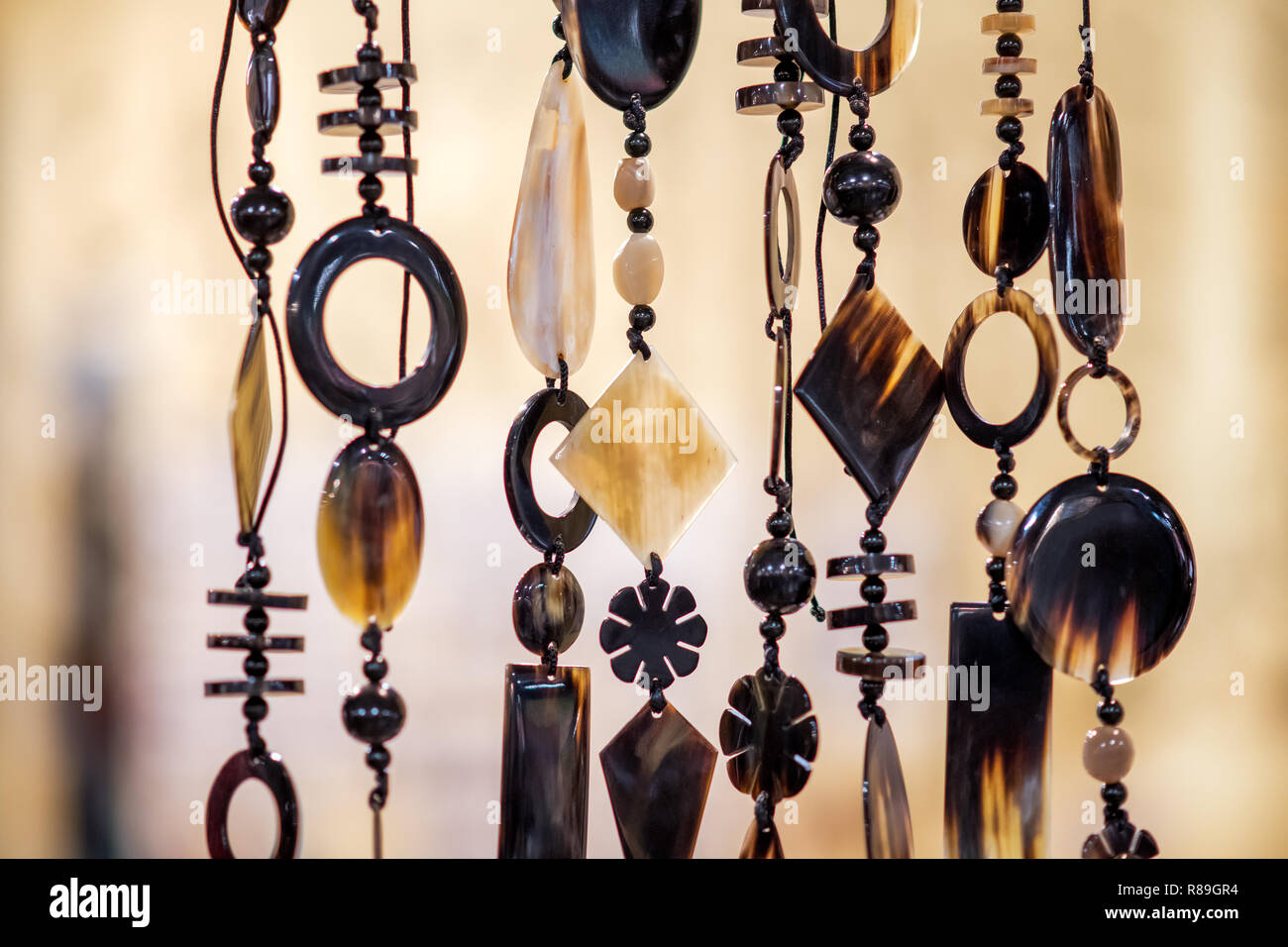 Colliers suspendus dans street market shop avec décorations américaines traditionnelles. Close-up vue latérale avec un fond brun trouble Banque D'Images
