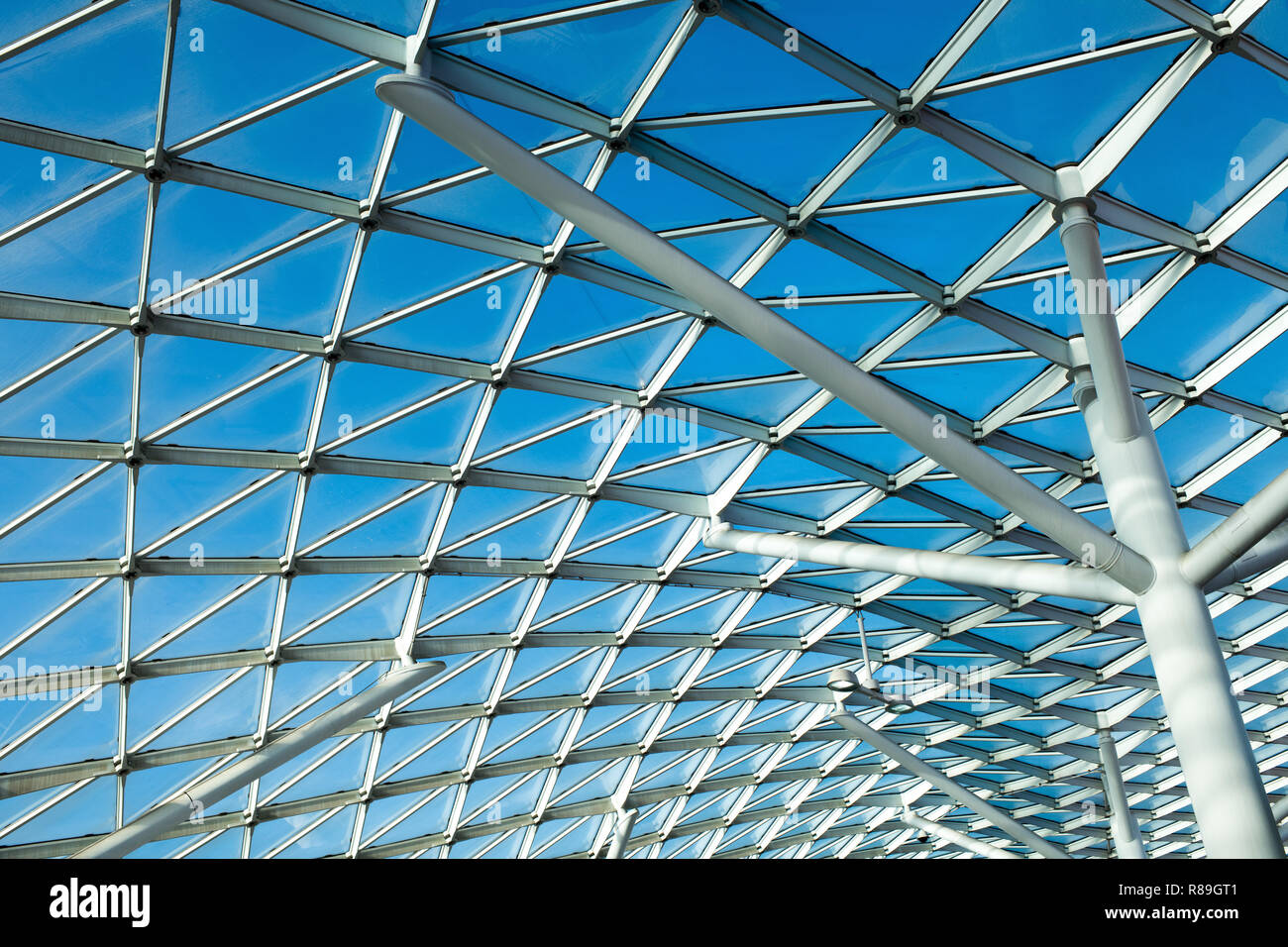 L'architecture moderne en verre avec grille métallique constructions, vu de l'angle faible, avec ciel bleu clair derrière Banque D'Images